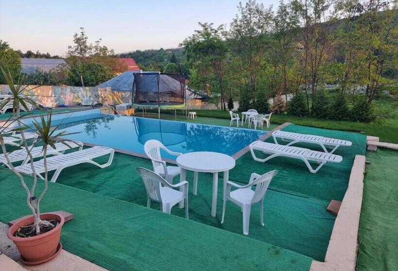 ویلای یک اتاق خوابه با استخر شنا, Natalia Guesthouse