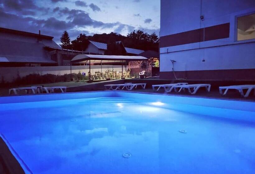 ویلای یک اتاق خوابه با استخر شنا, Natalia Guesthouse