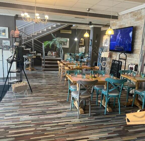 Номер Стандарт с Балконом, Artmotel & Bistro