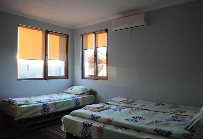 Трехместный Номер Стандарт Совместная Ванная, Vedra Guest House