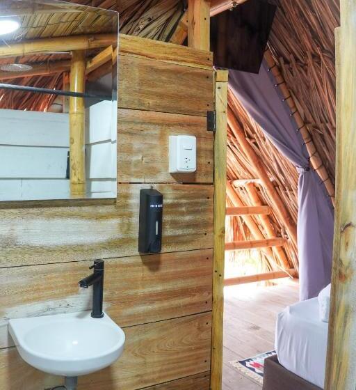 בקתת חדר, Traveler Hostel