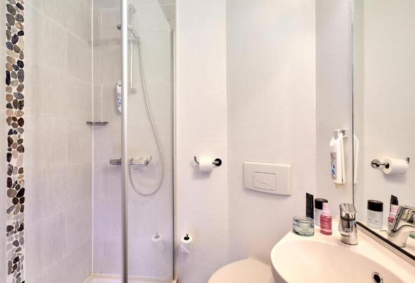 Номер Стандарт Трехместный, Welcomotel Les Mureaux
