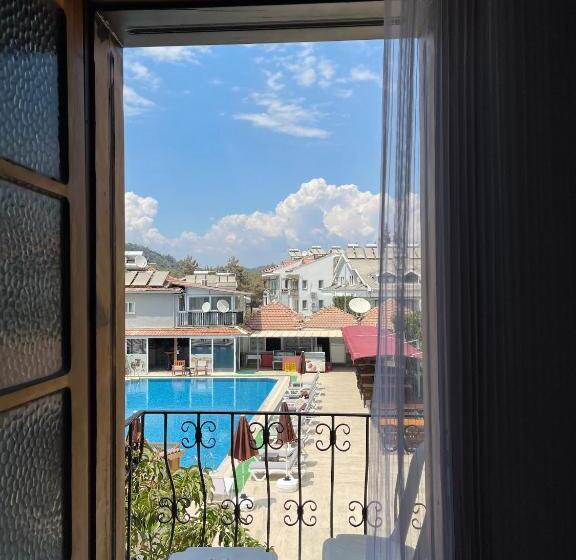 Quarto Estandar Vista Piscina, Carmina