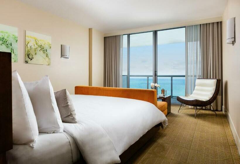 带大床的小型套房, Eden Roc Miami Beach