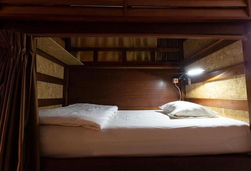 تختخواب در اتاق مشترک, Guest House Grand Naha
