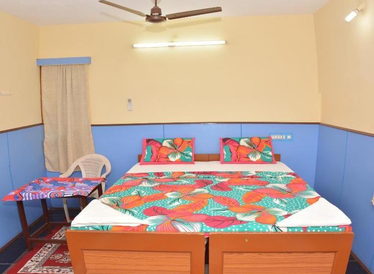 带阳台的三人标准间, Siva Guest House