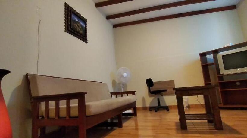 غرفة قياسية فردية, Enhebra House