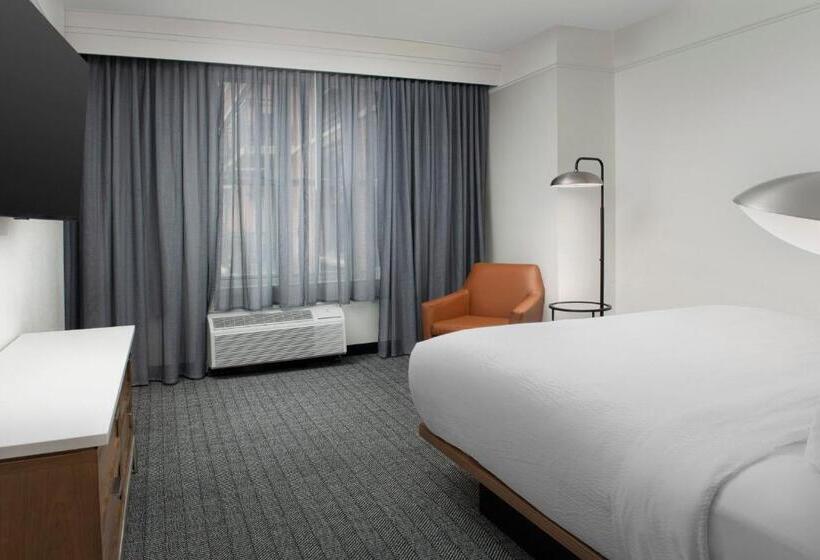 מיטת קינג בסוויטה, Courtyard By Marriott Savannah Downtown   Historic District