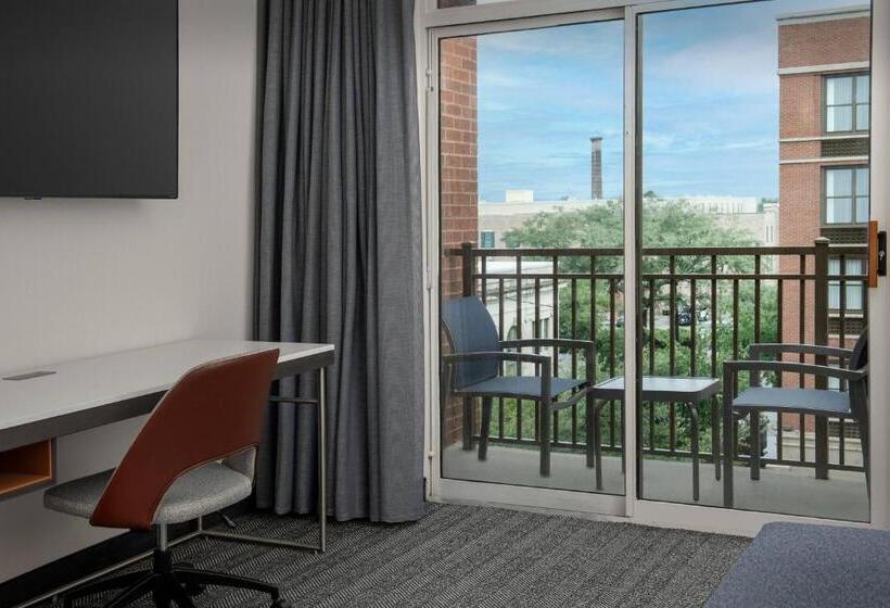 מיטת קינג בסוויטה, Courtyard By Marriott Savannah Downtown   Historic District