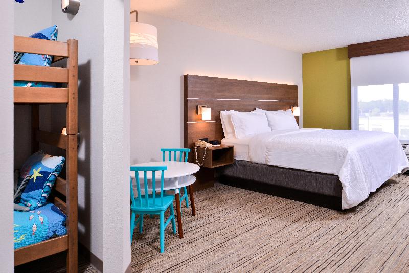 带大床的标准间, Holiday Inn Express Hotel & Suites Tampa Anderson Road Veterans Exp, An Ihg