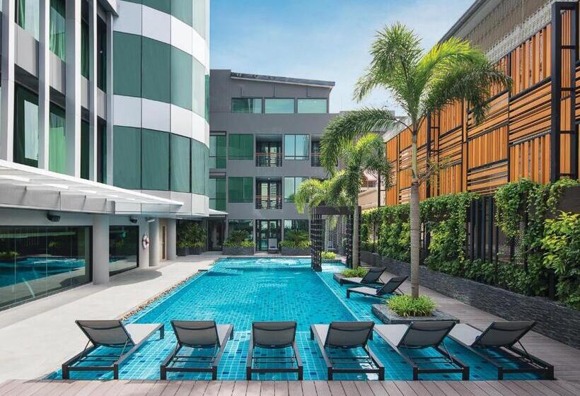 اتاق لوکس با چشم‌انداز استخر, Solitaire Bangkok Sukhumvit 11