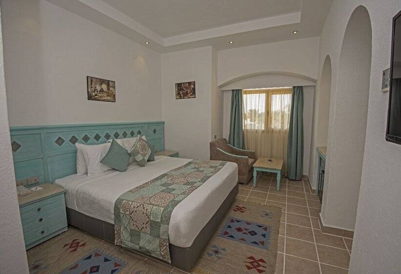 اتاق استاندارد با چشم‌انداز استخر, Sunrise Royal Makadi Resort