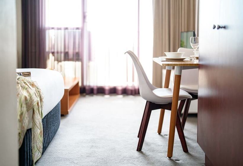 스탠다드 스튜디오, Park Regis Concierge Apartments
