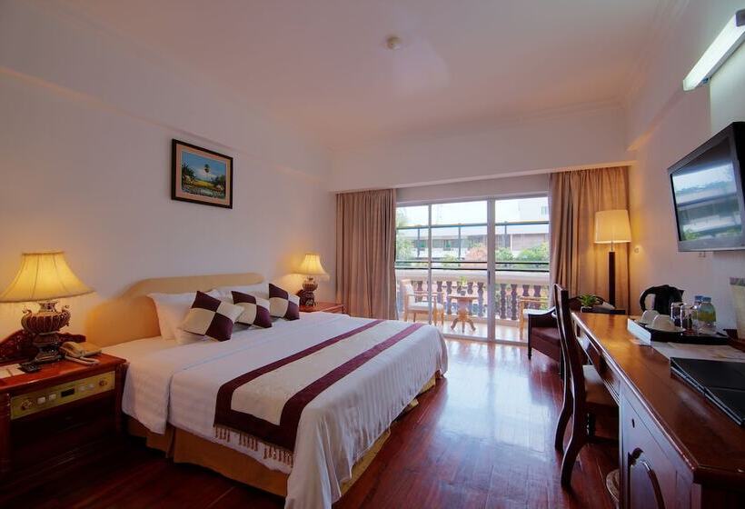 Номер Deluxe Вид на Бассейн, Somadevi Angkor Resort & Spa