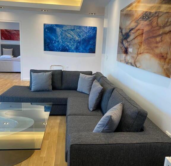 스위트, Theoxenia House