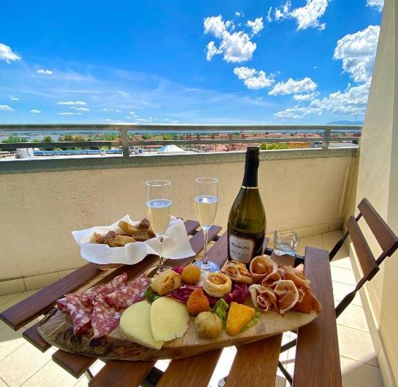 Трехместный Номер Стандарт с Балконом, Tuscany Inn