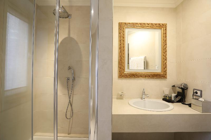 주니어 스위트, Grand Hotel Yerevan   Small Luxury Hotels Of The World