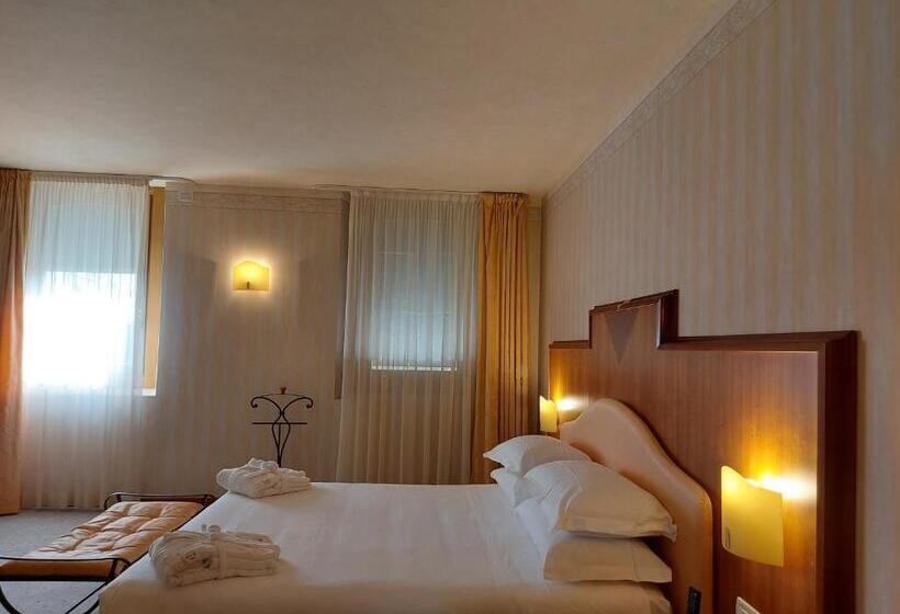 جناح جونيور, Phi Hotel Astoria