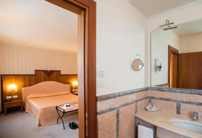 Полулюкс, Phi Hotel Astoria