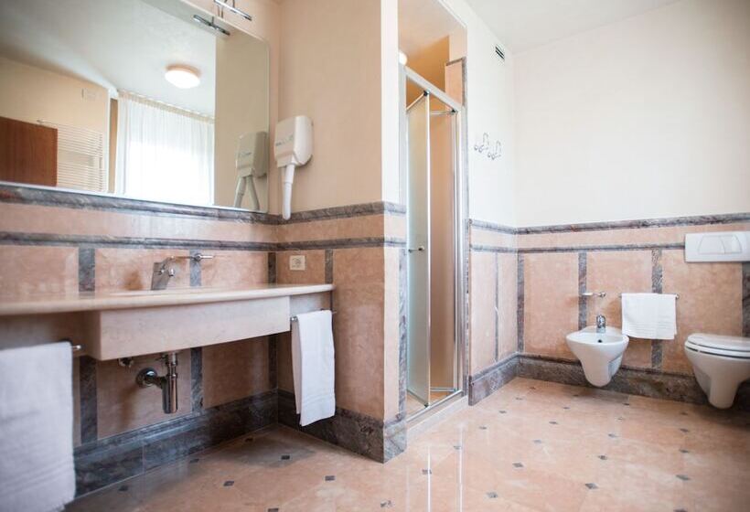 Полулюкс, Phi Hotel Astoria