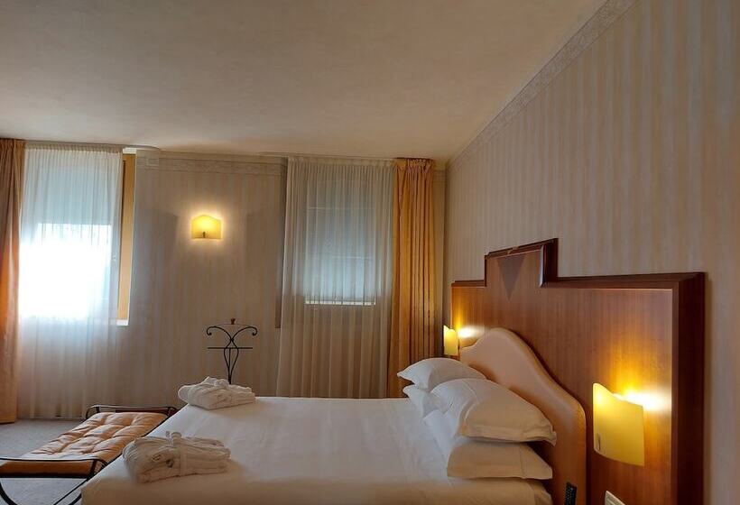 جناح جونيور, Phi Hotel Astoria