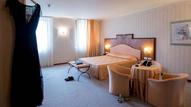 جناح جونيور, Phi Hotel Astoria