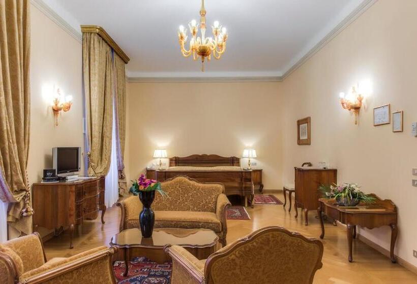 Полулюкс, Villa Fenaroli Palace