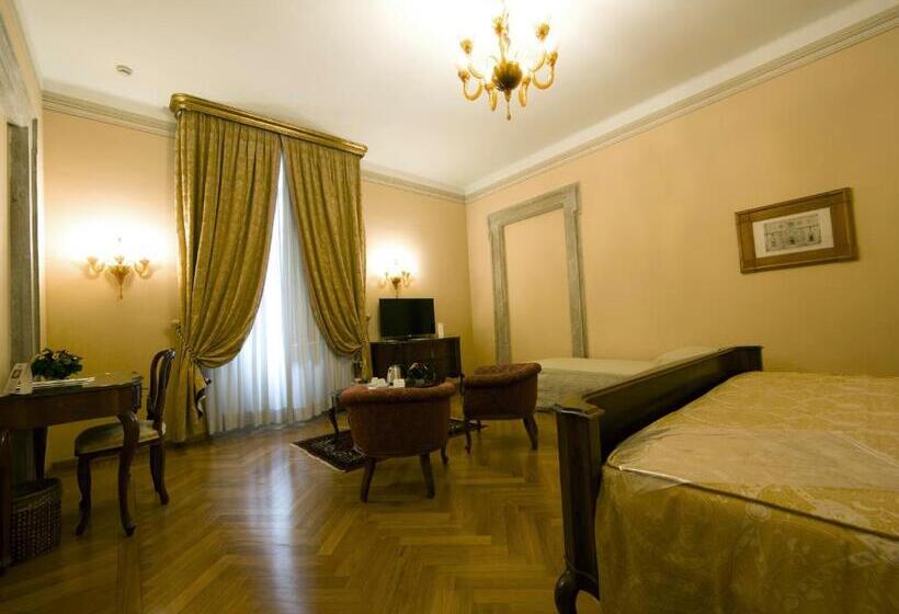 Полулюкс, Villa Fenaroli Palace