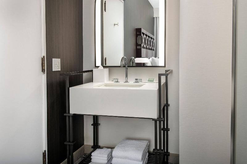 اتاق استاندارد با تخت بزرگ, Courtyard By Marriott San Diego Downtown