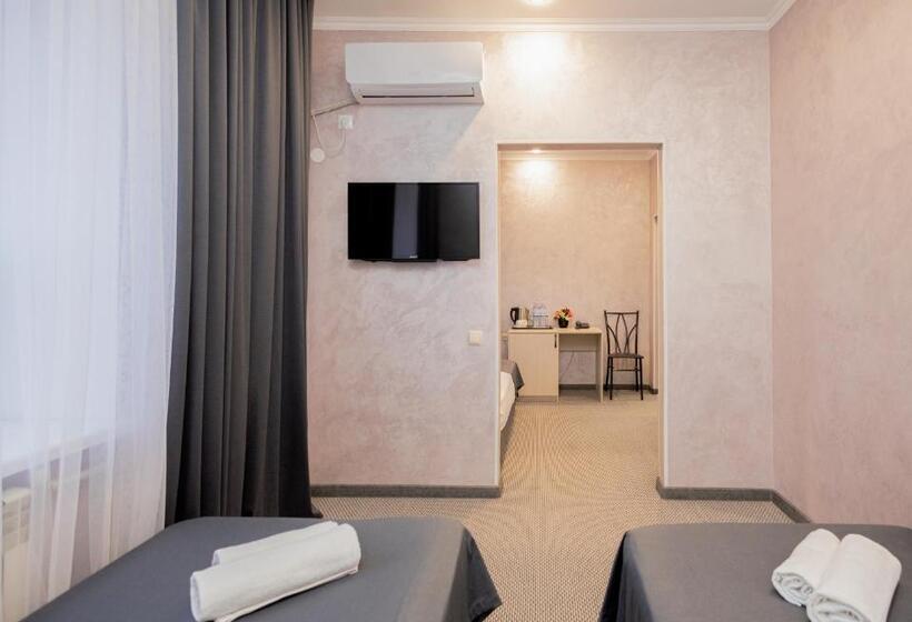 Standard Triple Room, Rush
