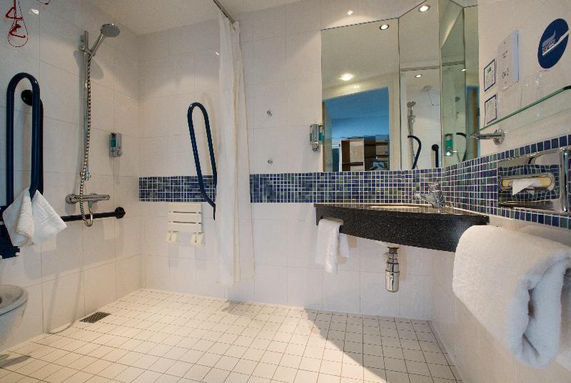 Номер Стандарт Адаптированный для Инвалидов, Holiday Inn Express Hamilton, An Ihg
