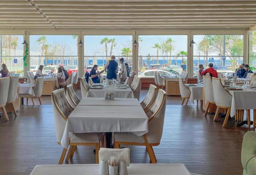 اتاق اساندارد با چشم‌انداز جانبی به دریا, Kristal Beach