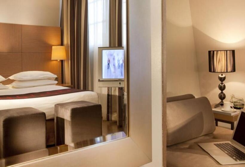 Quarto Familiar, Villathena