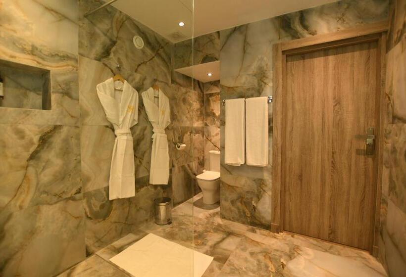 سوییت سوپریور, 555 Hotel Clubbing Adults Only