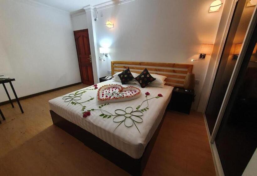 اتاق لوکس, Arianna Dhangethi