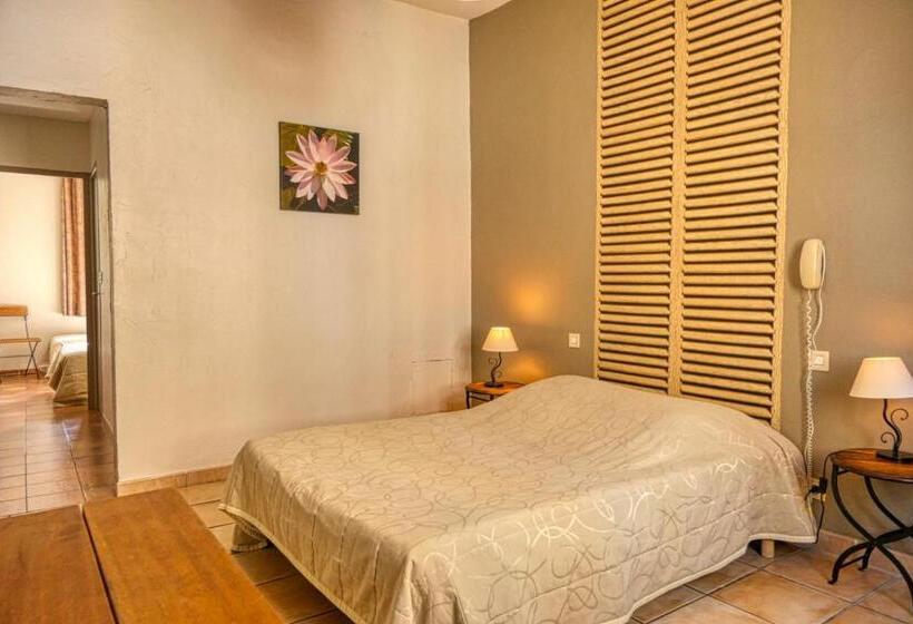 Четырехместный Номер Стандарт, Au Saint Roch   Hôtel Et Jardin