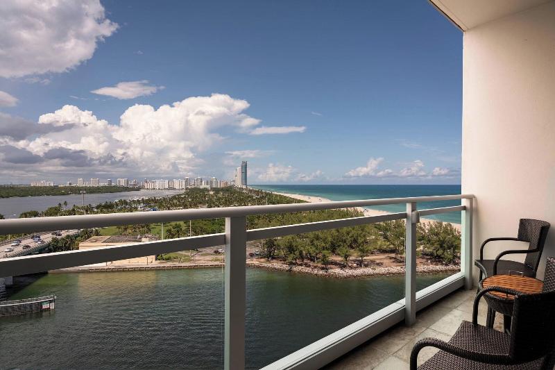 クイーンサイズベッドのスタンダードルーム, The Ritzcarlton Bal Harbour, Miami