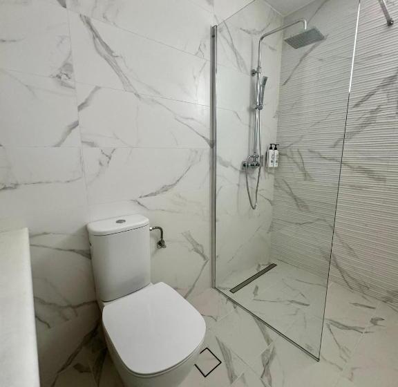اتاق لوکس با چشم‌انداز دریا, Saint George