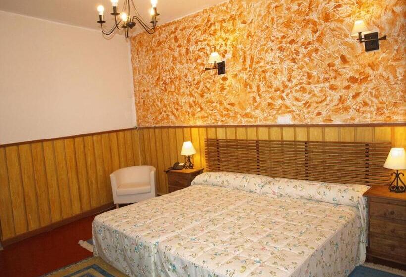 غرفة قياسية ثلاثية, Gran Posada La Mesnada