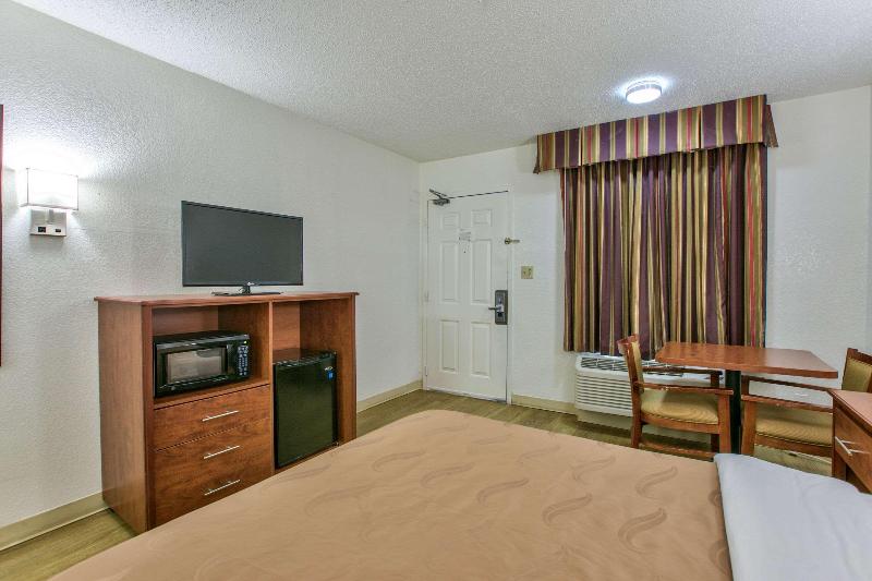 キングサイズベッドのスタンダードルーム, Quality Inn Tallahassee Near University