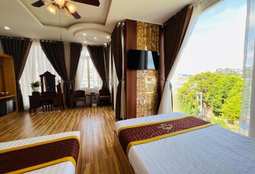 Habitación Cuádruple Estándar con Balcón, Thanh Thủy