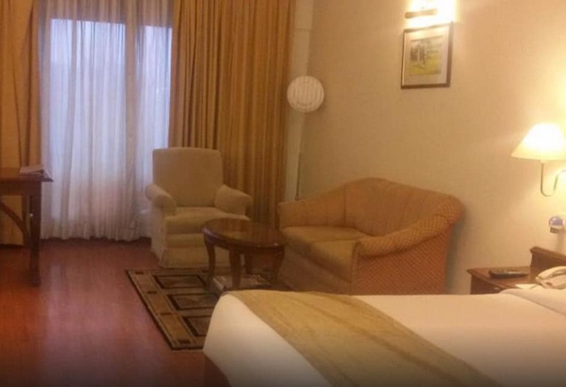 豪华房间, Royal Orchid Resort & Convention Centre, Yelahanka Bangalore