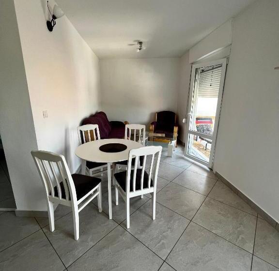 آپارتمان 1 خوابه با چشم‌انداز, Apartments Apartmani Bojana
