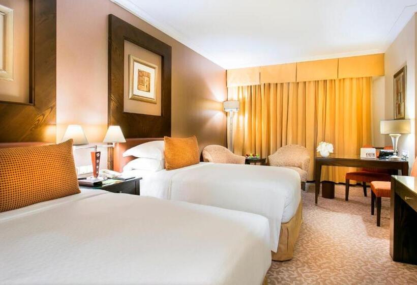 Номер Executive, Swissotel Al Murooj Dubai