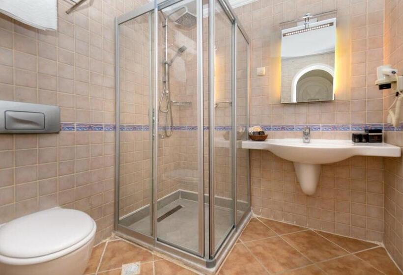 Camera Familiare, Adalya Port