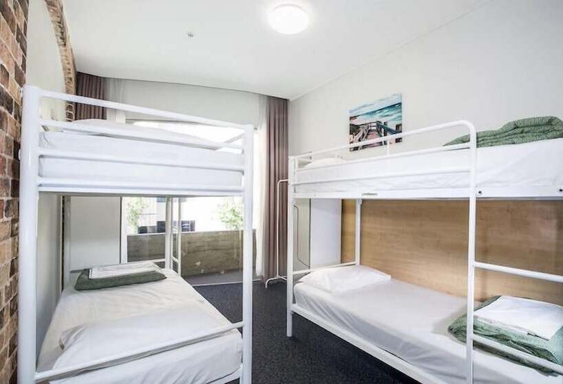 공용 욕실 구비 공동 객실 내의 침대, Nomads Sydney