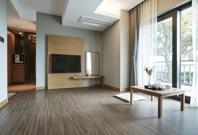 Номер Deluxe, The Suites Hotel Jeju