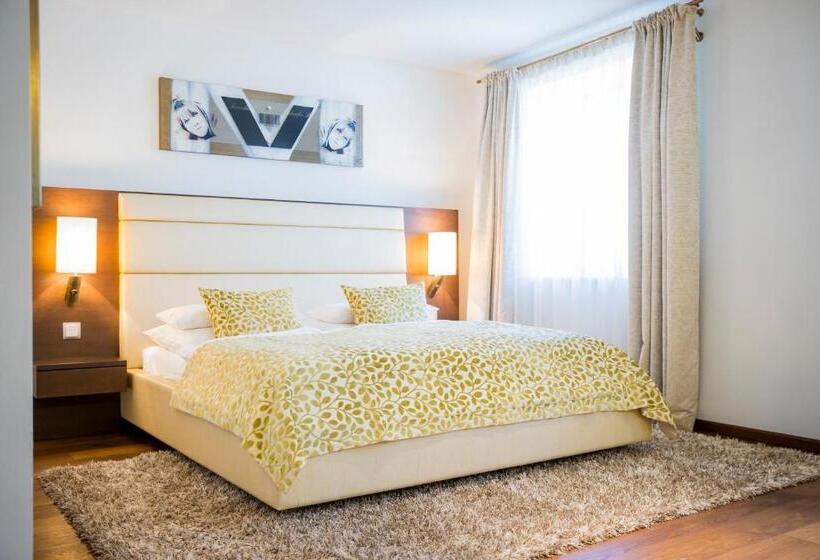Студия Стандарт, Iris Porsche Hotel & Restaurant