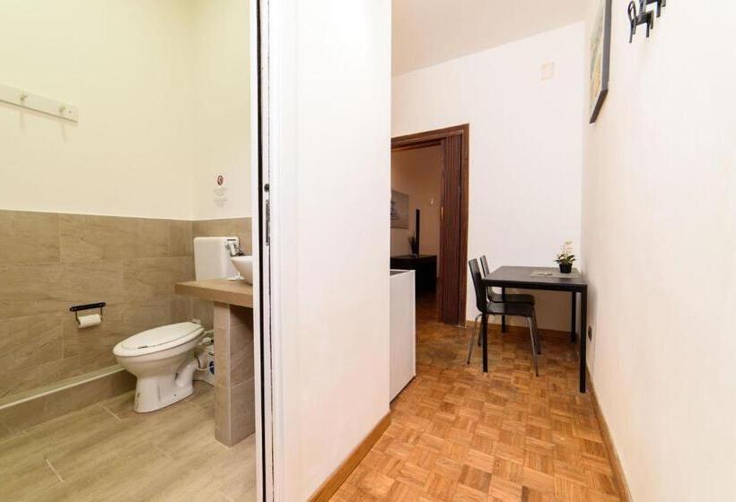 اتاق لوکس خانوادگی, Inside Chiaia Rooms