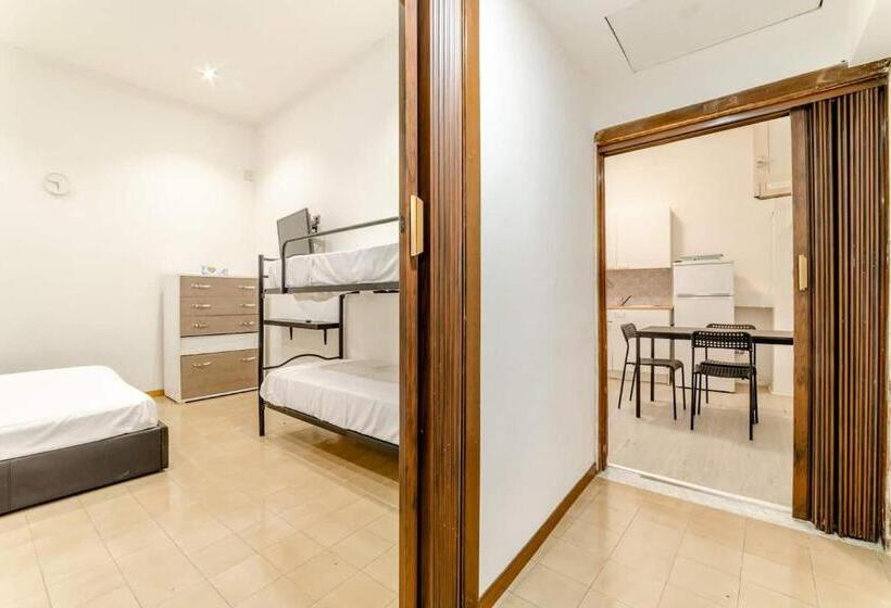اتاق خانوادگی, Inside Chiaia Rooms